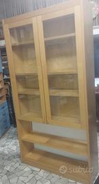 Libreria in massello con ante in vetro.