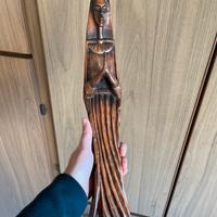 Statua etnica intagliata in legno