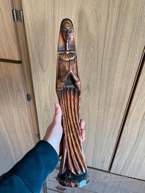 Statua etnica intagliata in legno