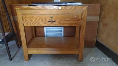 Mobiletto in legno con cassetto