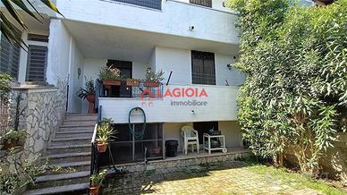 Villa con verde ed ampio garage
