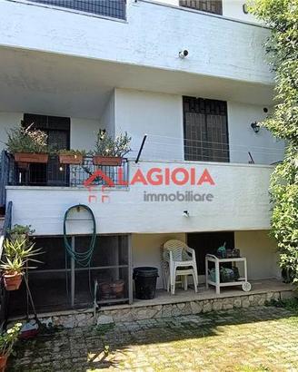 Villa con verde ed ampio garage
