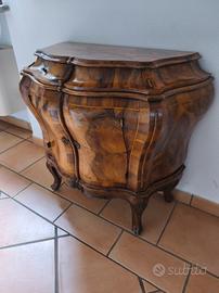 Comò in noce meraviglioso.