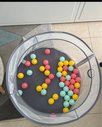 Piscina con palline bimbo