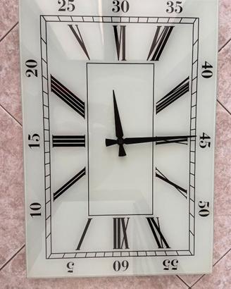 Orologio da parete con numeri romani