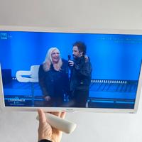 tv philips 24 pollici con staffa meliconi