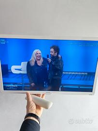tv philips 24 pollici con staffa meliconi