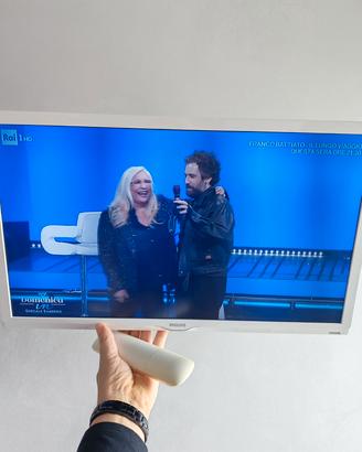 tv philips 24 pollici con staffa meliconi