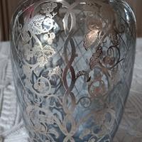 vaso di cristallo con decorazioni in argento