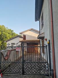 Casa semindipendente su 2 livelli con garage separ