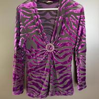 Camicia nera e viola con spilla