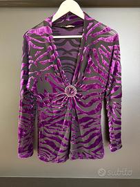 Camicia nera e viola con spilla