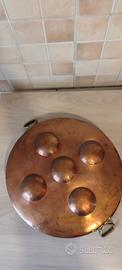 Padella antica/rustica in rame per uova e lumache