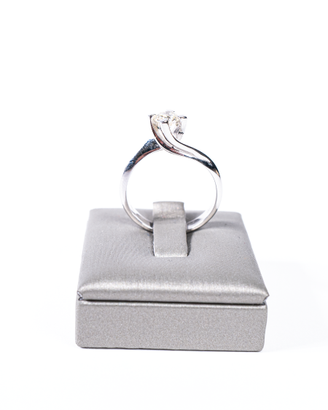 Anello solitario in oro