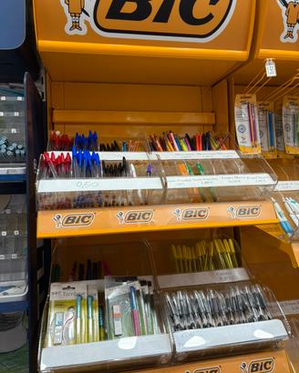 Arredamento espositore cartoleria Bic