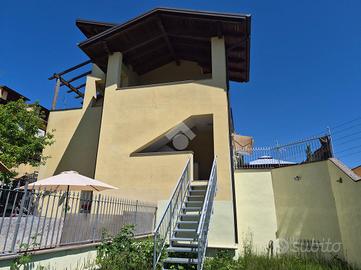 VILLA A SCHIERA A LABICO