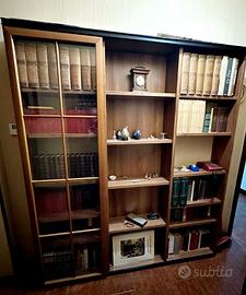 Libreria vintage in legno con pannello scorrevole 