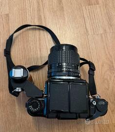 Fotocamera vintage Pentax 67 con ottica 