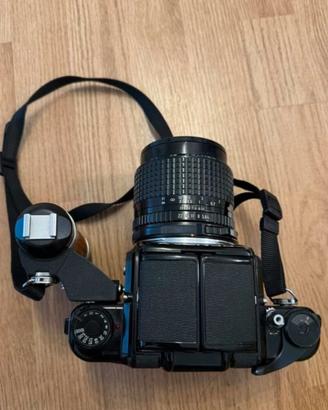 Fotocamera vintage Pentax 67 con ottica 