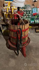 Torchio diraspatrice e botte per vino