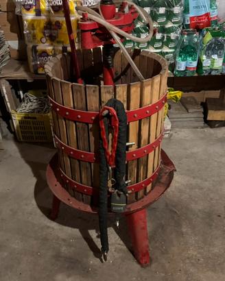Torchio diraspatrice e botte per vino