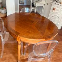 Tavolo in legno allungabile e sedie kartell