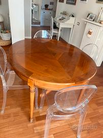 Tavolo in legno allungabile e sedie kartell