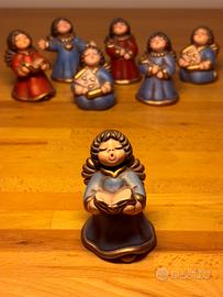 Thun angelo ceramica blu con libro aperto