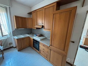 Cucina completa ad angolo con ante in legno