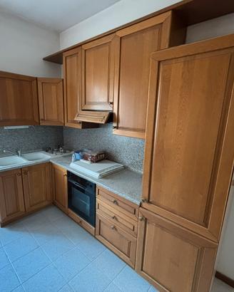 Cucina completa ad angolo con ante in legno