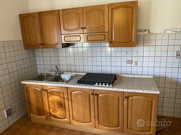 Cucina, tavolo, letti, armadio, credenza .