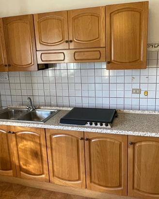 Cucina, tavolo, letti, armadio, credenza .