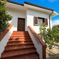 Villa unifamiliare libera su tre lati con giardino