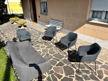 poltroncine e divano in tessuto