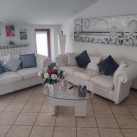 1 divano in pelle mod: Chester + 1 omaggio