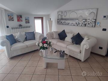 1 divano in pelle mod: Chester + 1 omaggio