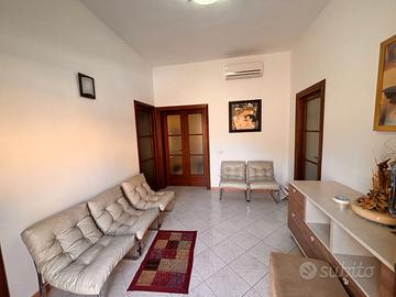 Sanluri-Indipendente con cortile e doppio ingresso