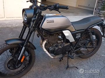 PROMO SCRAMBLER BRIXTON FELSBERG 250cc TWO COLORS