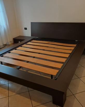 Letto matrimoniale con comodini 