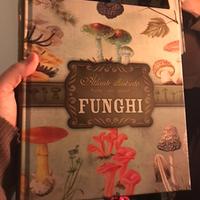 Atlante/Libro illustrato sui funghi