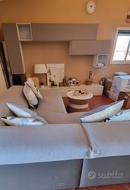 parete attrezzata e divano 