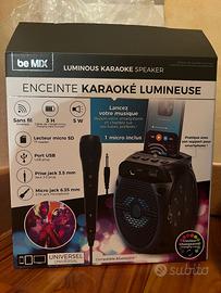 karaoke compatto, luminoso, con supporto smarphone