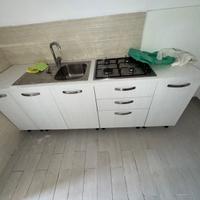 Piccola cucina con spazio per dispensa