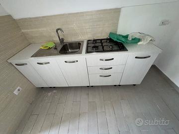 Piccola cucina con spazio per dispensa