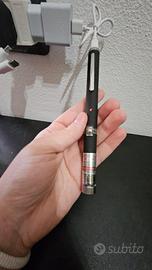 Penna con luce verde