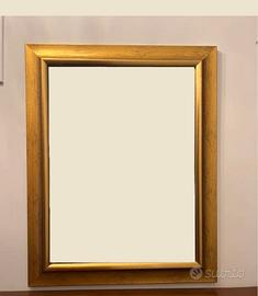 Specchio con cornice color oro