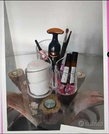 porta cosmetici e pennelli