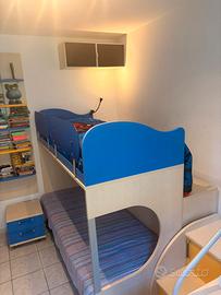 Letto a castello con corridoio, scala con cassetto