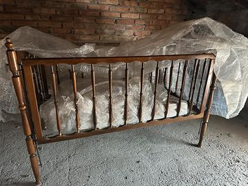 Lettino di legno e cassapanca