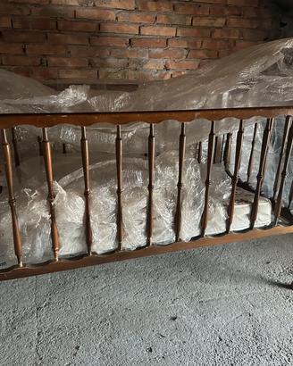 Lettino di legno e cassapanca
